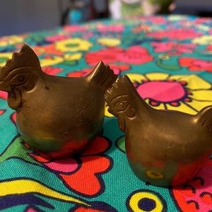 ⭐️2/$10 Vintage set of brass hens small